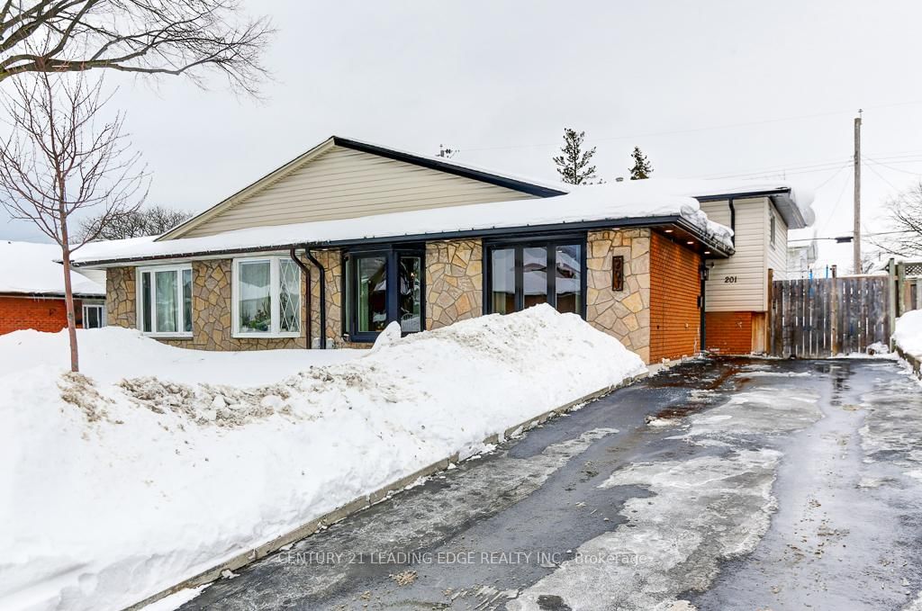 Semi-Detached House for sale at 201 ST ANDREWS Drive, Hamilton, Vincent, L8K 5K2 - MLS: X11980884