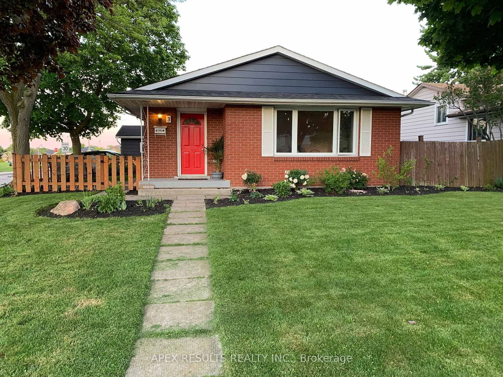 Detached House for sale at 3 Leduc Street, Hamilton, Lisgar, L8T 4S3 - MLS: X11981245