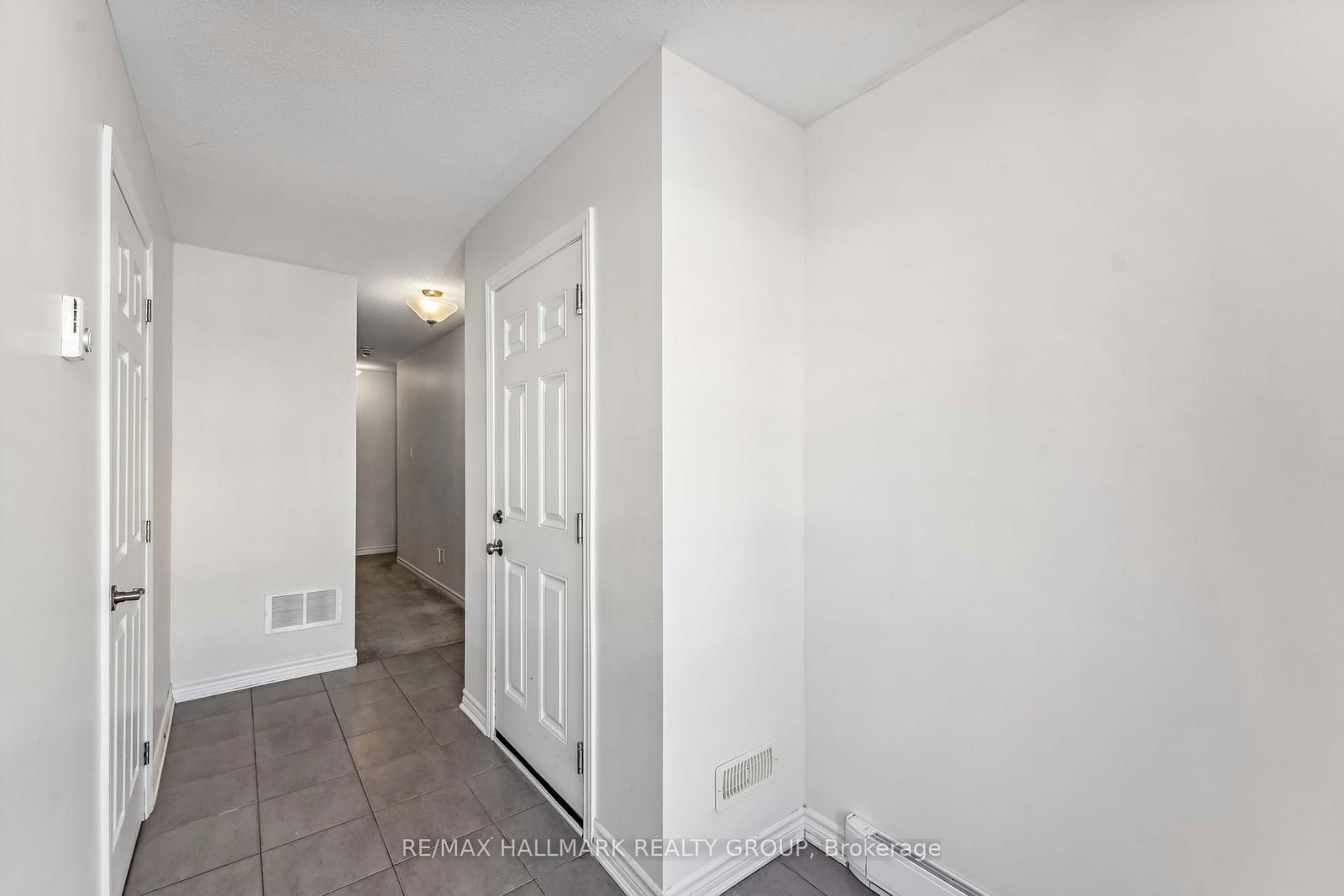 Townhouse sold at 567 Roundleaf Way, Ottawa, Kanata - Emerald Meadows/Trailwest, K2S 1E7 - MLS: X11981416
