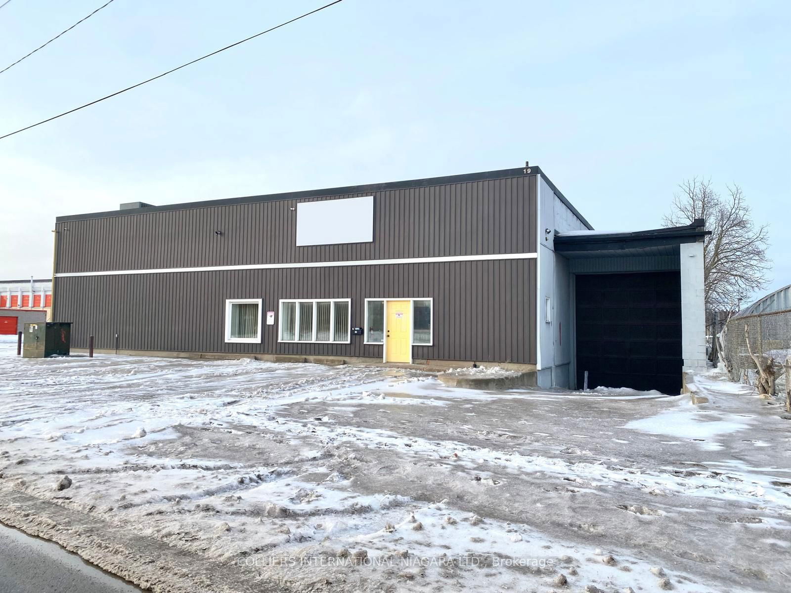 Industrial for sale at 19 Yale Crescent, St. Catharines, 450 - E. Chester, L2R 2Y6 - MLS: X11982033