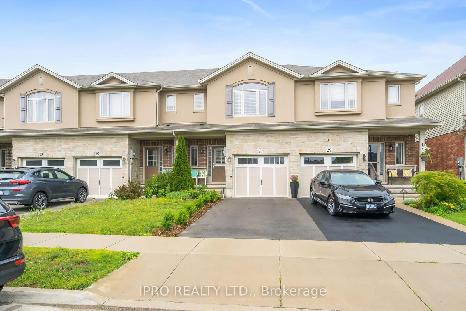 Townhouse leased at 27 Hitching Post Ridge, Hamilton, Binbrook, L0R 1C0 - MLS: X11982067