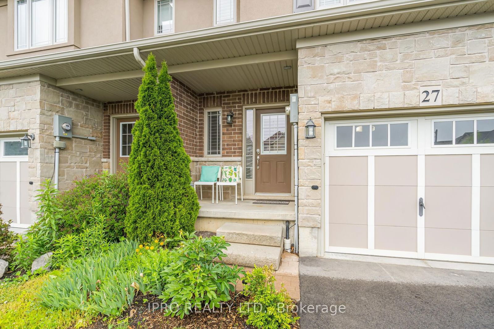 Townhouse leased at 27 Hitching Post Ridge, Hamilton, Binbrook, L0R 1C0 - MLS: X11982067