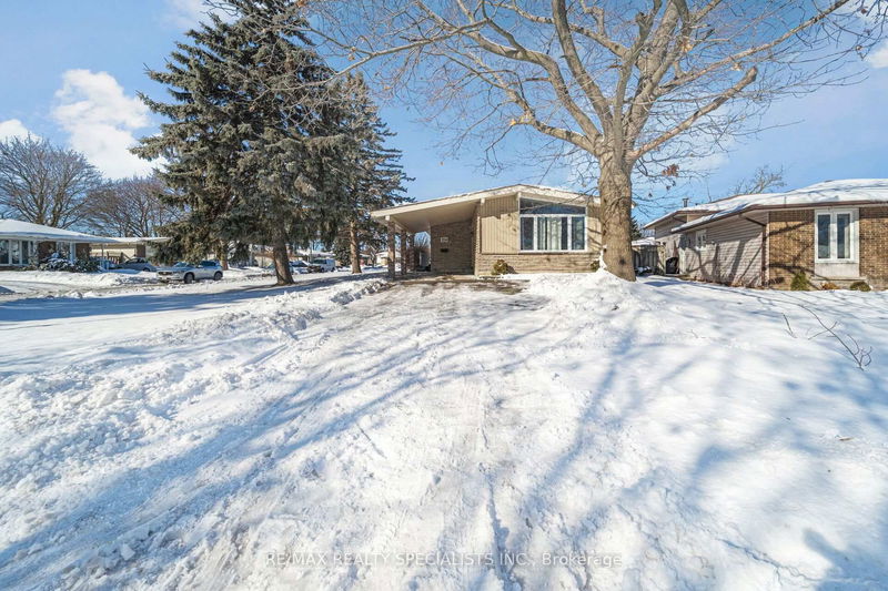 home for lease on Upper-124 Roberts Crescent