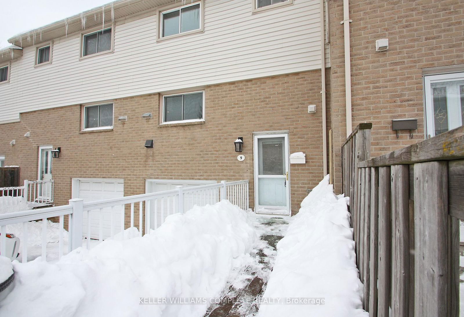 Townhouse for sale at 9-51 Caroga Court, Hamilton, Gilbert, L9C 7C2 - MLS: X11982809