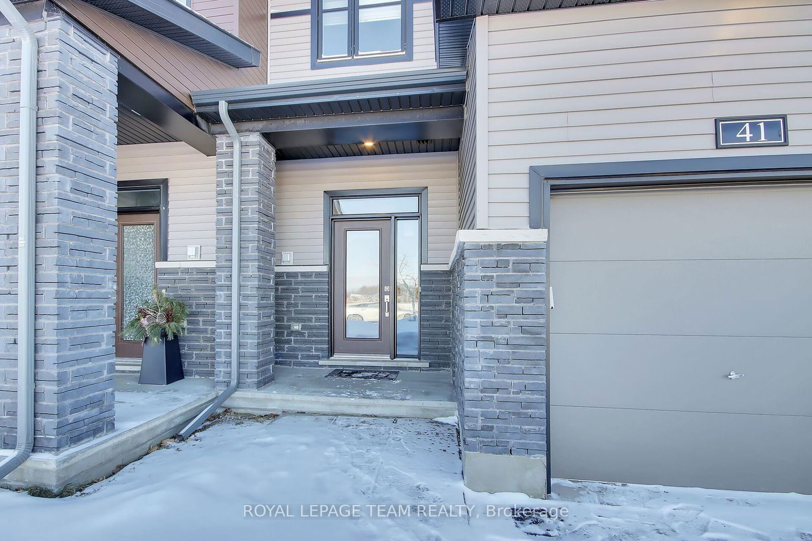 Townhouse for sale at 41 Finglas Court, Barrhaven, 7711 - Barrhaven - Half Moon Bay, K2J 6Y6 - MLS: X11984583