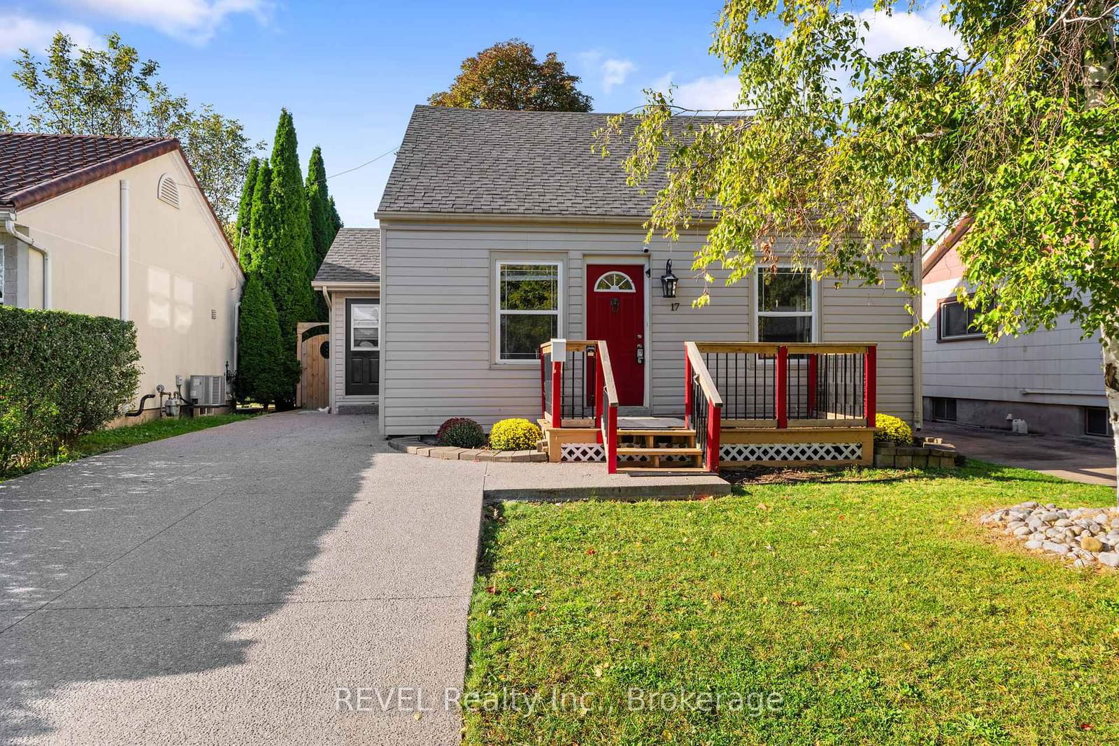 Detached House for sale at 17 Sandown Street, St. Catharines, 446 - Fairview, L2N 1X9 - MLS: X11984767