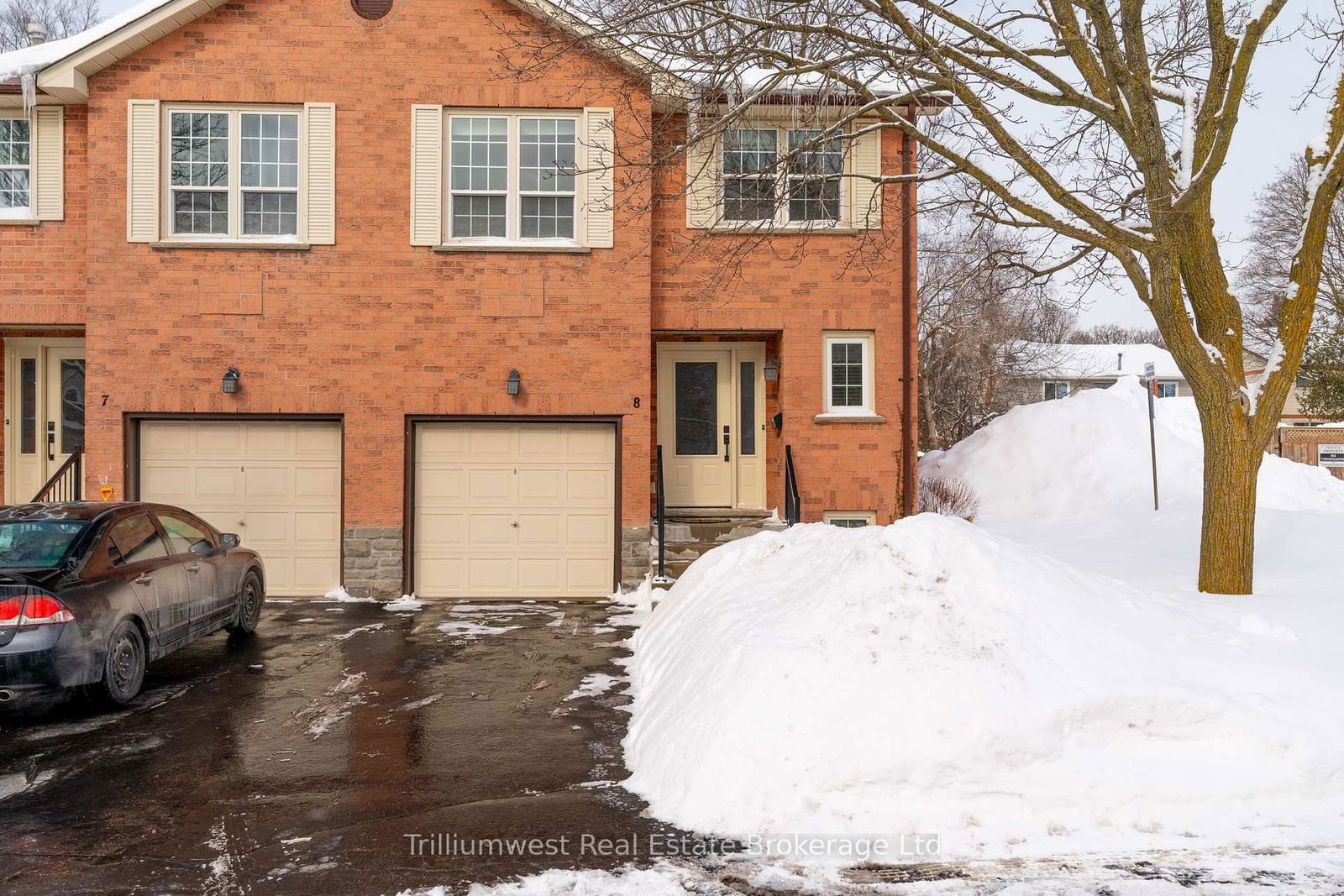 Townhouse for sale at 375 Holiday Inn Drive, Cambridge, N3C 3P6 - MLS: X11984785