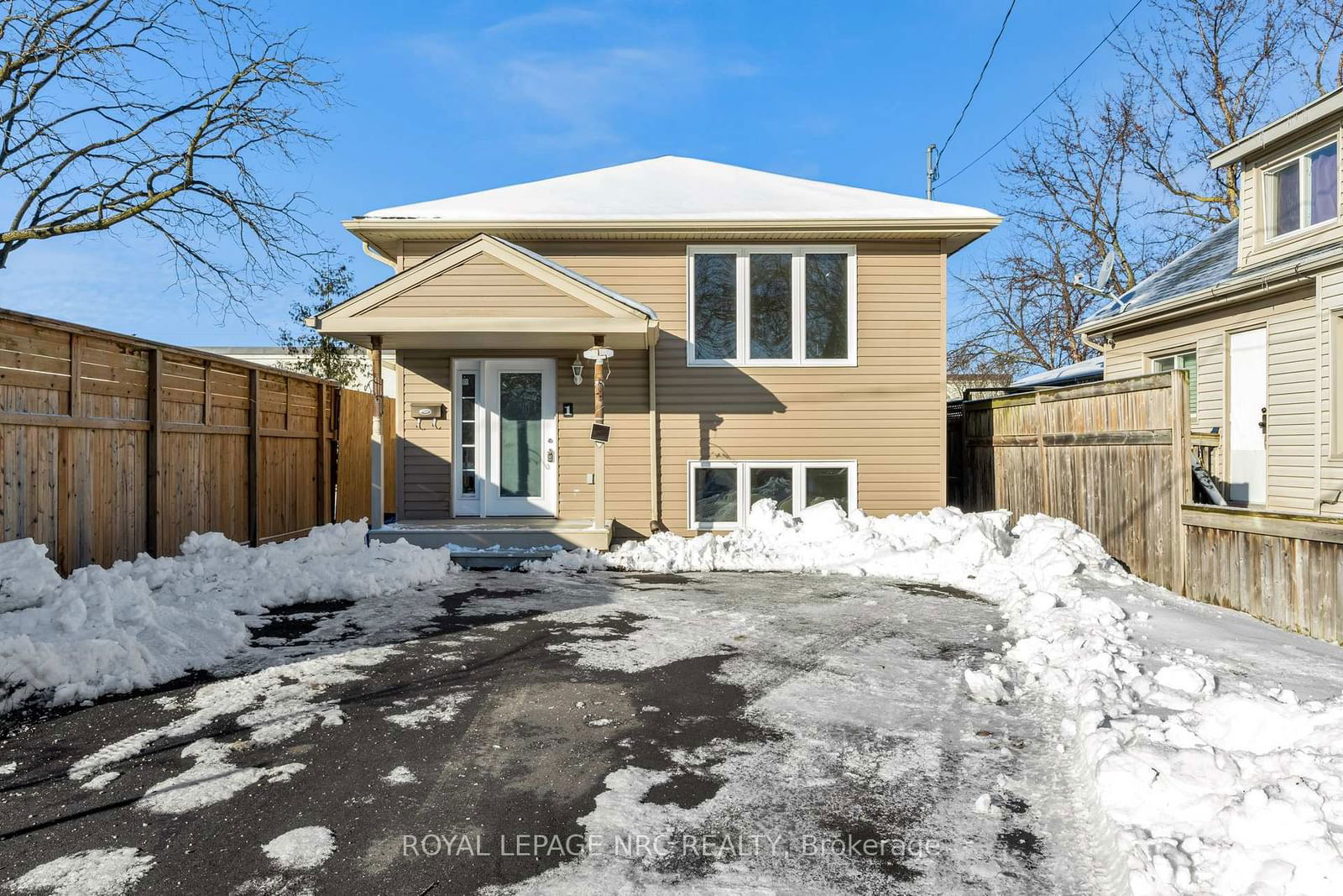 Detached House for sale at 1 Thornton Street, St. Catharines, Secord Woods, L2P 1T9 - MLS: X11985517