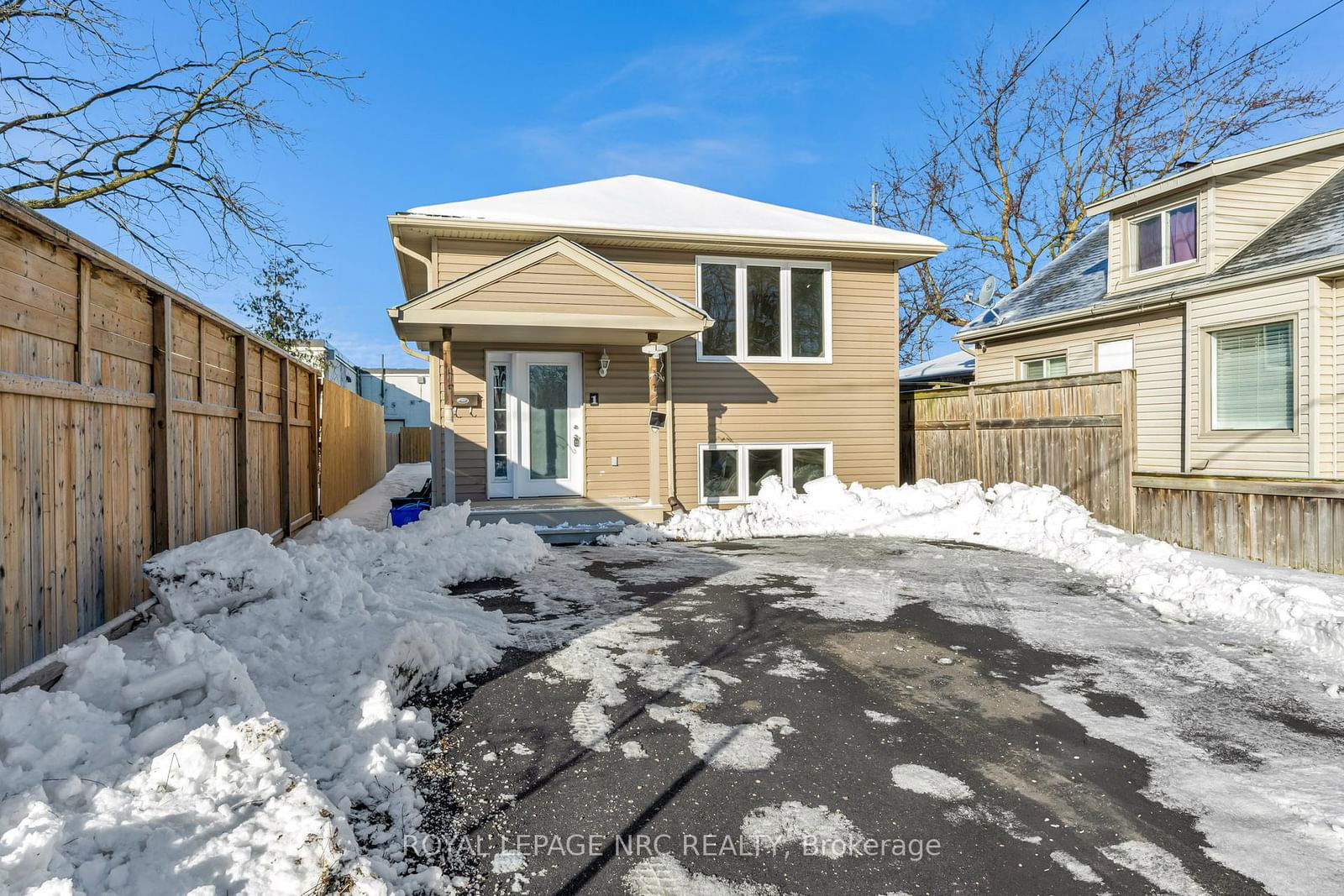 Detached House for sale at 1 Thornton Street, St. Catharines, Secord Woods, L2P 1T9 - MLS: X11985517