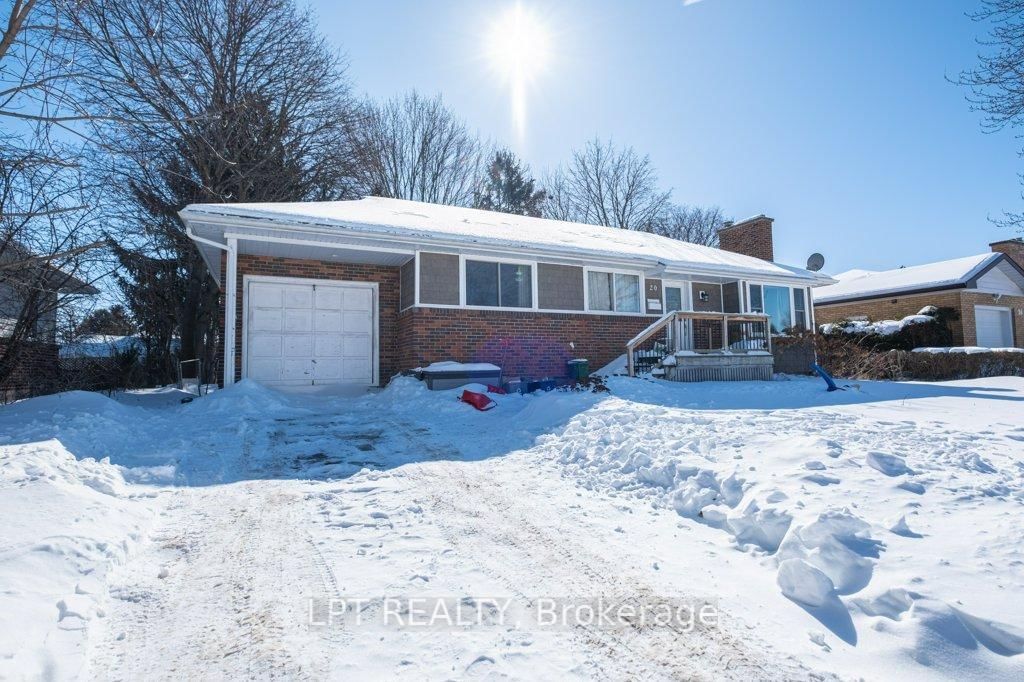 Detached House for sale at 20 Elizabeth Avenue, Kingston, West of Sir John A. Blvd, K7M 3G8 - MLS: X11986052