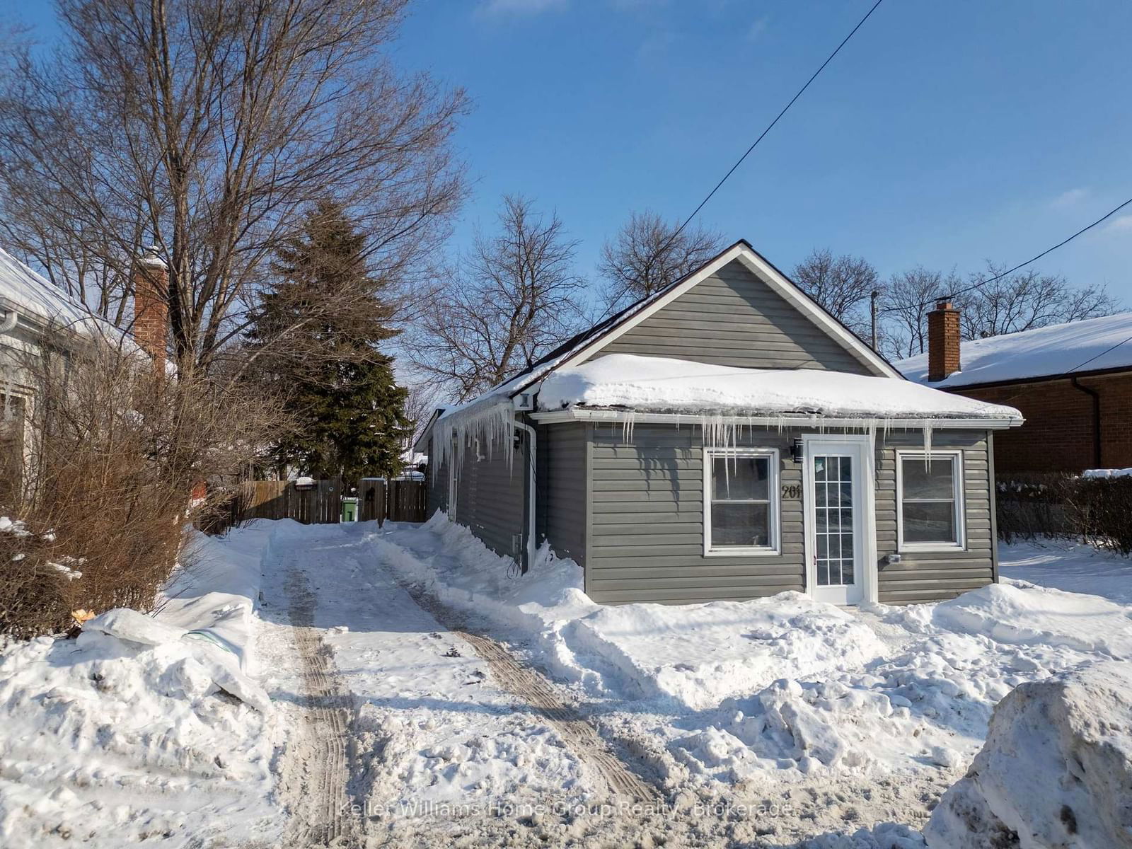 Detached House for sale at 201 Fennell Avenue, Hamilton, Centremount, L9A 1S5 - MLS: X11986317