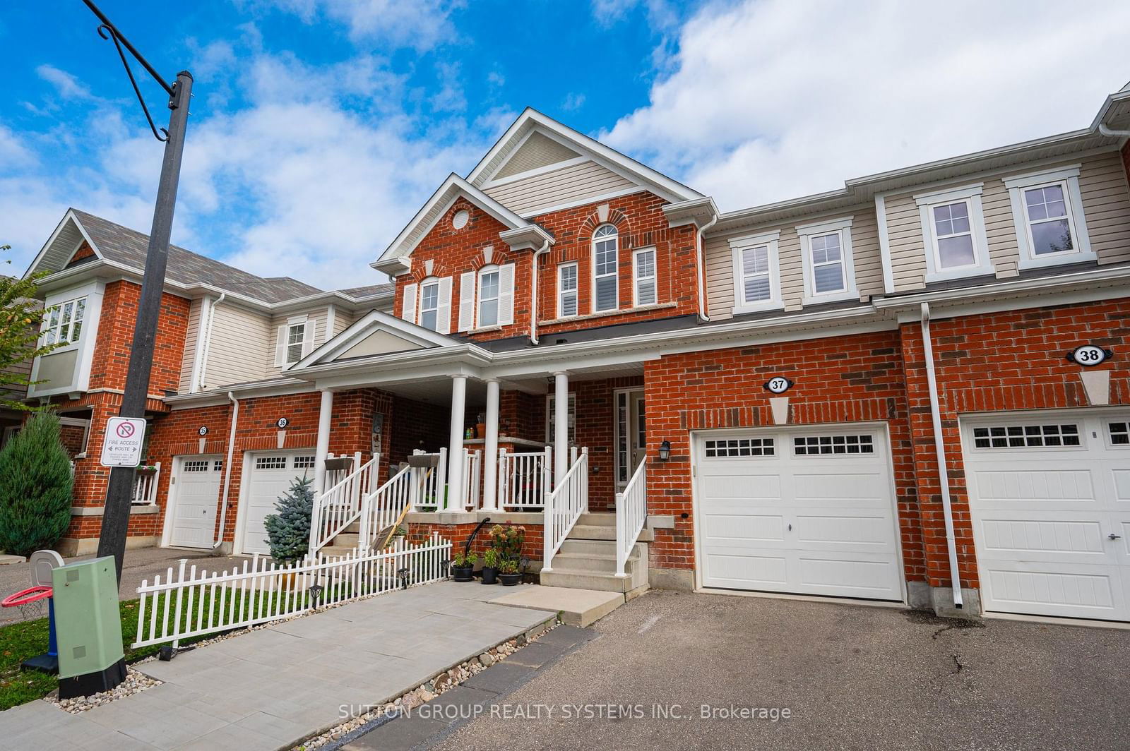 Townhouse for sale at 37-230 Avonsyde Boulevard, Hamilton, Waterdown, L8B 1T9 - MLS: X11986726