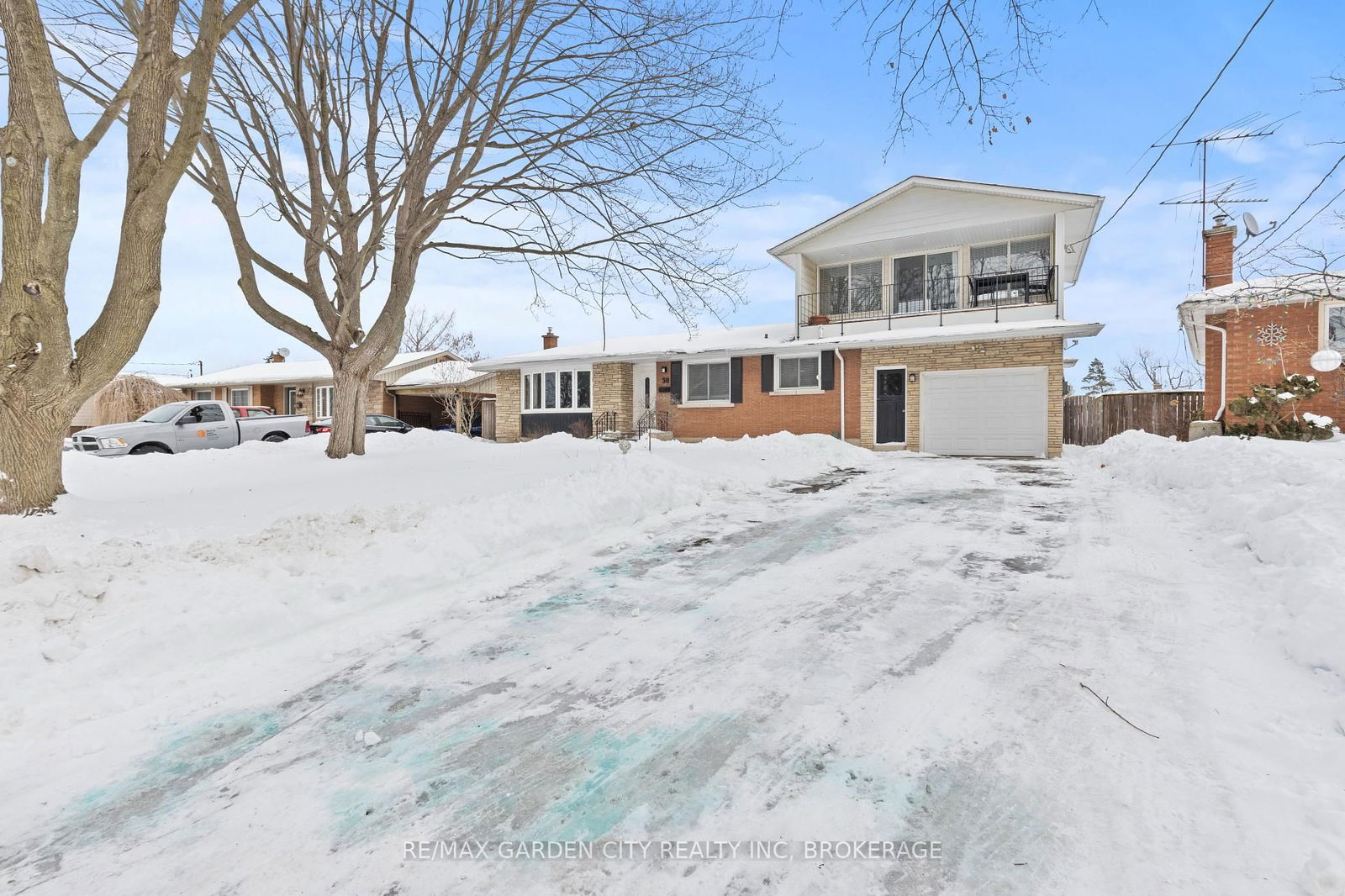 Detached House sold at 30 St. Lawrence Drive, St. Catharines, Bunting/Linwell, L2M 2T9 - MLS: X11987289