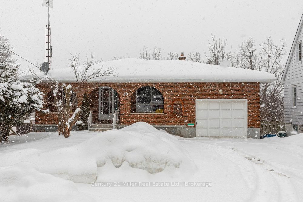 Detached House for sale at 10 Dundas Crescent, St. Catharines, 460 - Burleigh Hill, L2T 1T3 - MLS: X11987616