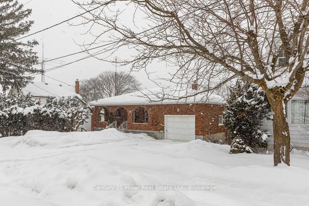 Detached House for sale at 10 Dundas Crescent, St. Catharines, 460 - Burleigh Hill, L2T 1T3 - MLS: X11987616