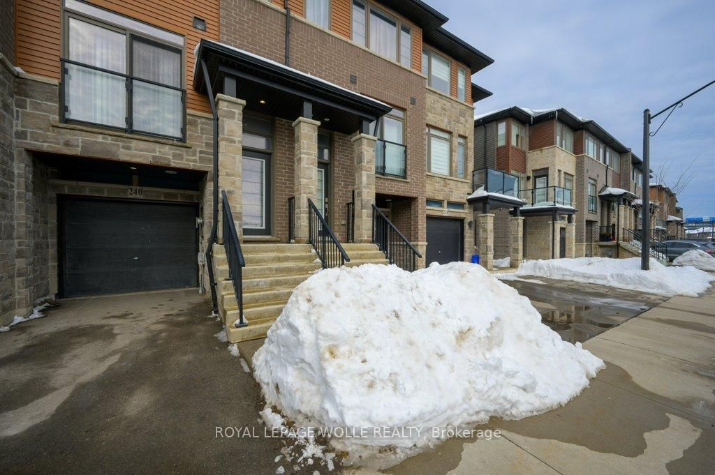 Townhouse for sale at 240-30 Times Square Boulevard, Hamilton, Stoney Creek, L8J 0L9 - MLS: X11987978