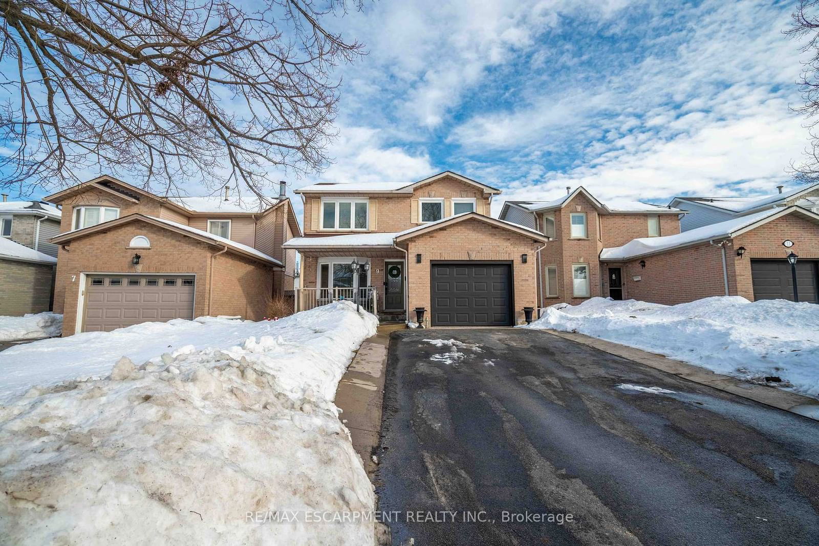 Detached House for sale at 9 Beachgrove Crescent, Hamilton, Stoney Creek Mountain, L8J 2N8 - MLS: X11988055