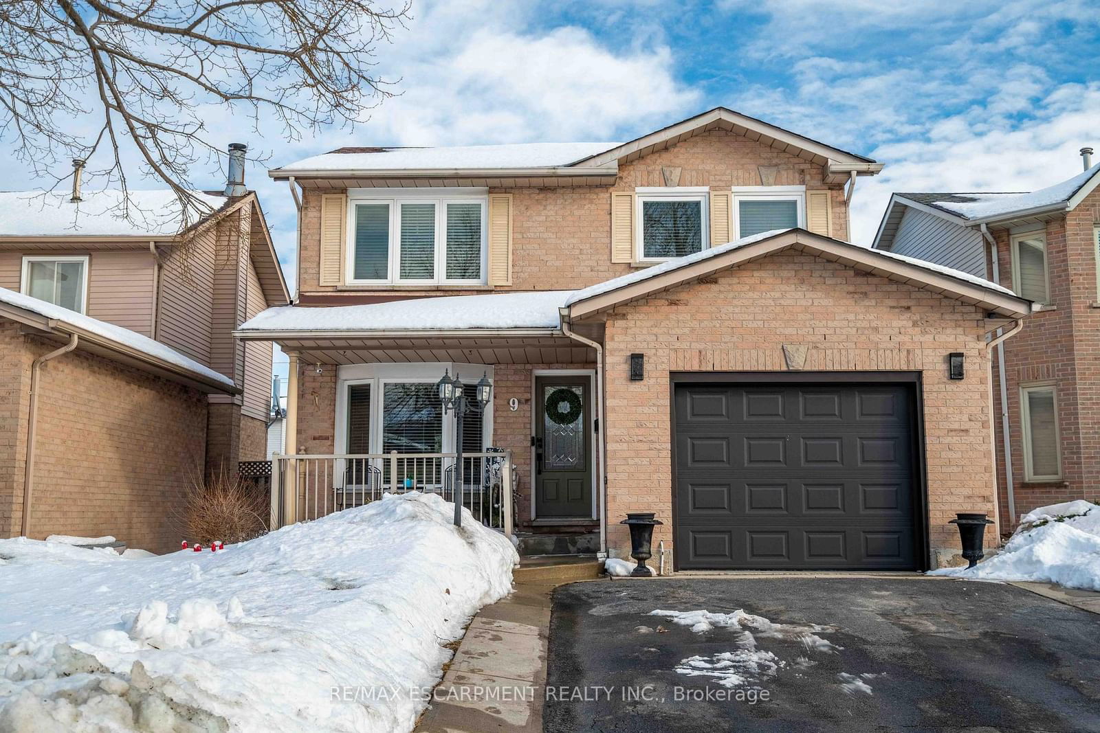 Detached House for sale at 9 Beachgrove Crescent, Hamilton, Stoney Creek Mountain, L8J 2N8 - MLS: X11988055