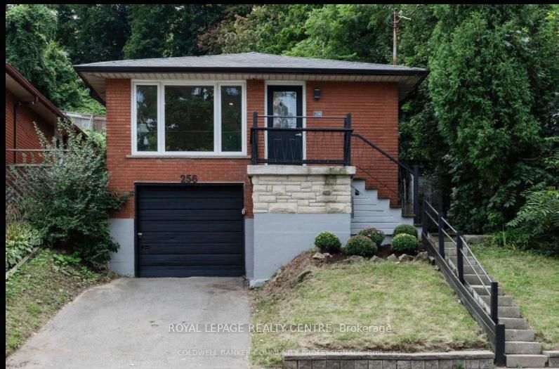 Detached House for lease at 256 Charlton Avenue, Hamilton, Corktown, L8N 1Z1 - MLS: X11988377