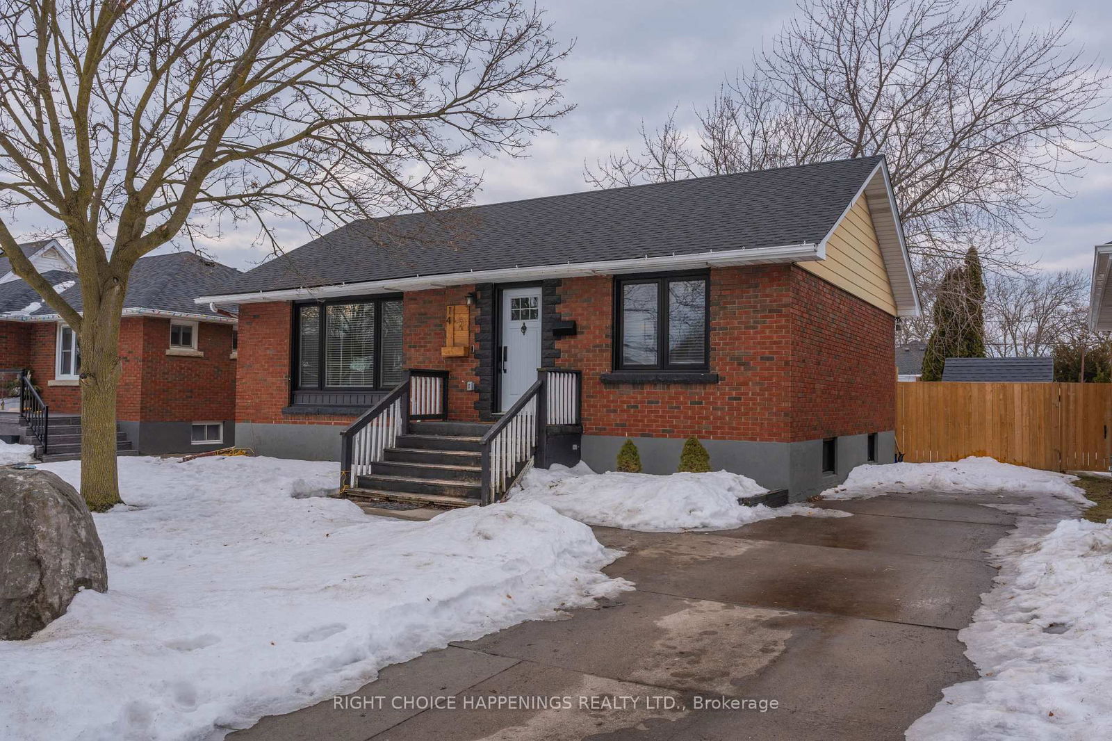 Detached House sold at 14 Thompson Avenue, Thorold, 557 - Thorold Downtown, L2V 2M8 - MLS: X11988557