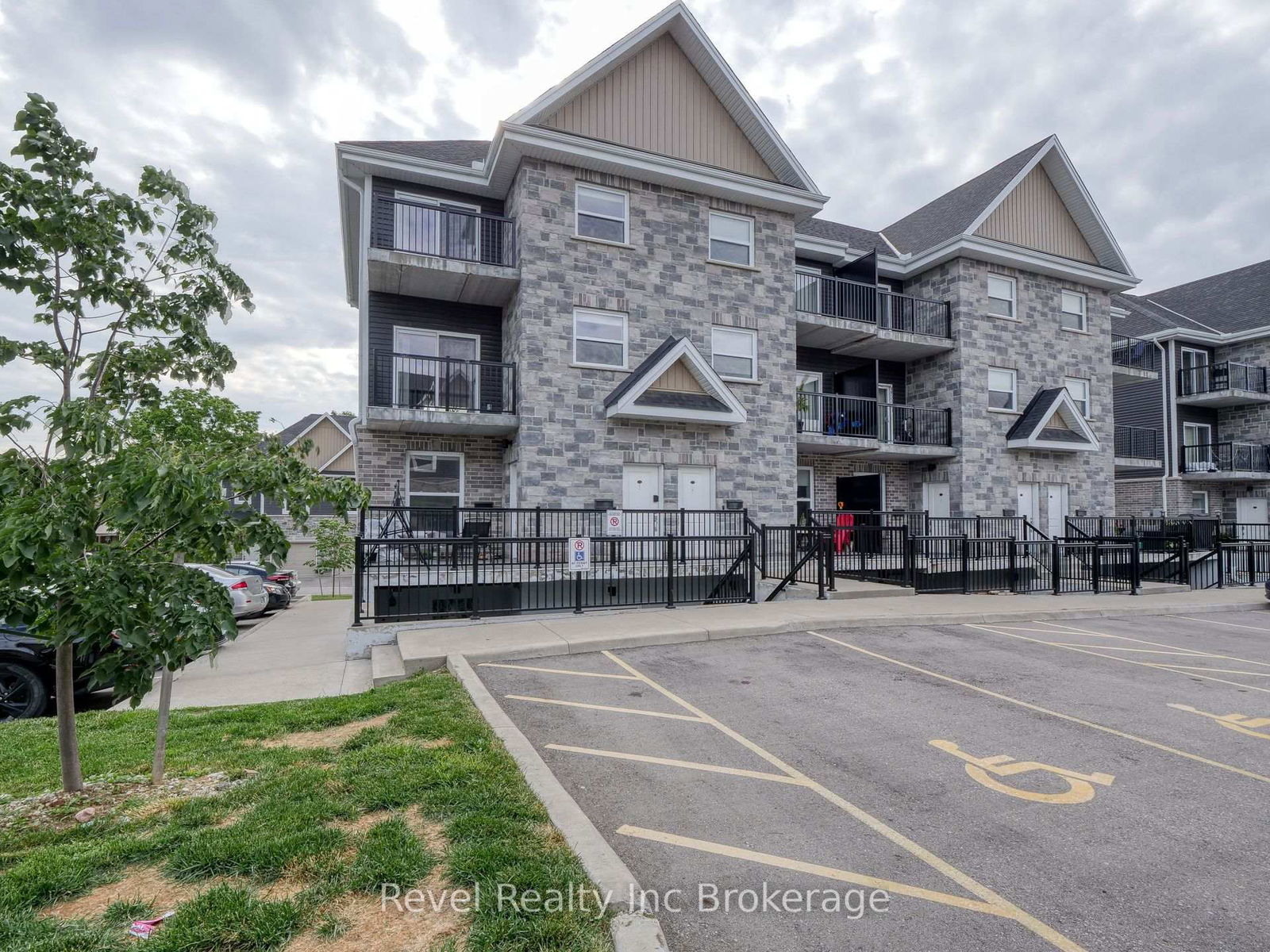 Townhouse for sale at 439 Athlone Avenue, Woodstock, Woodstock - South, N4V 0C8 - MLS: X11989532