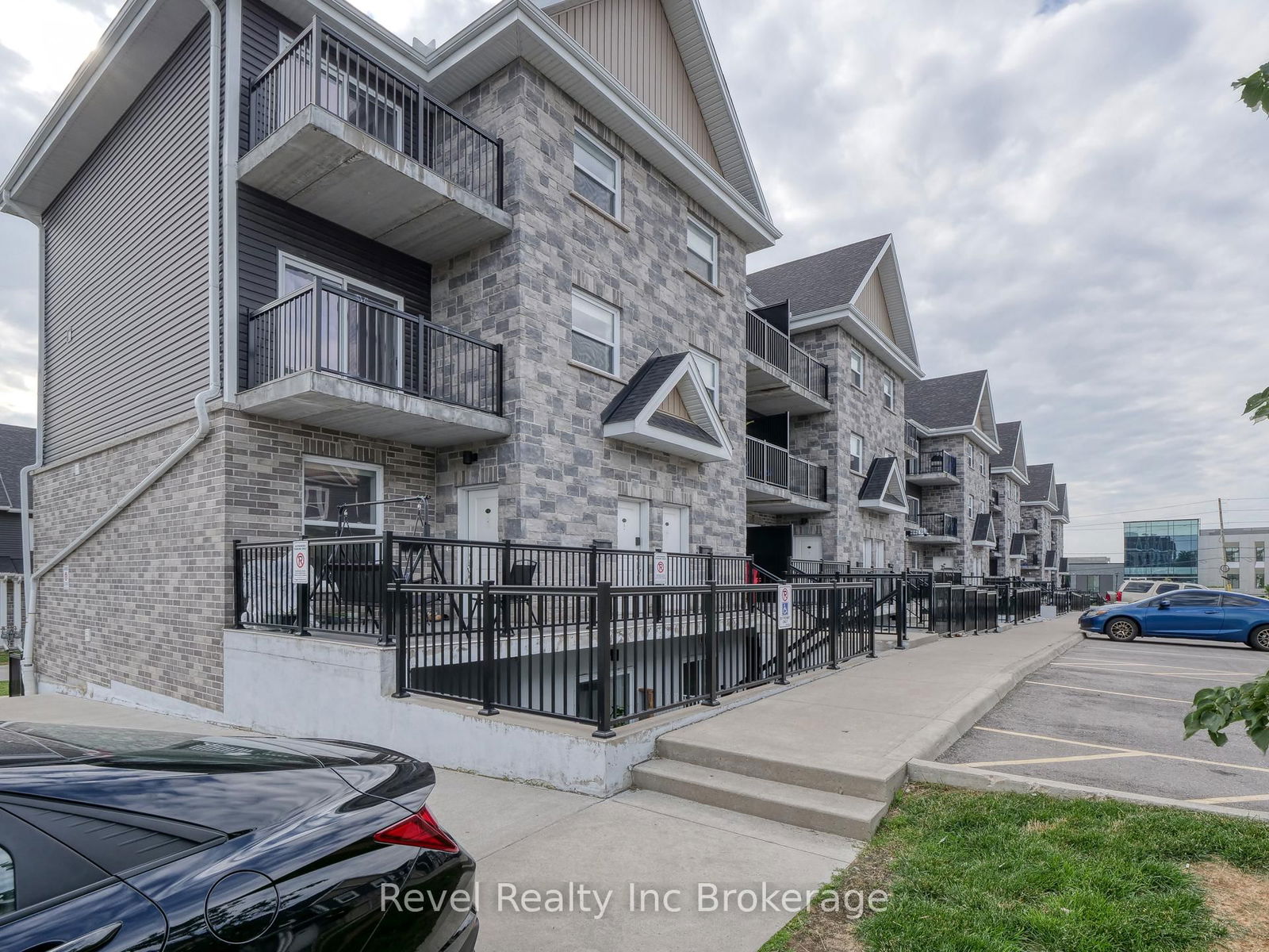 Townhouse for sale at 439 Athlone Avenue, Woodstock, Woodstock - South, N4V 0C8 - MLS: X11989532