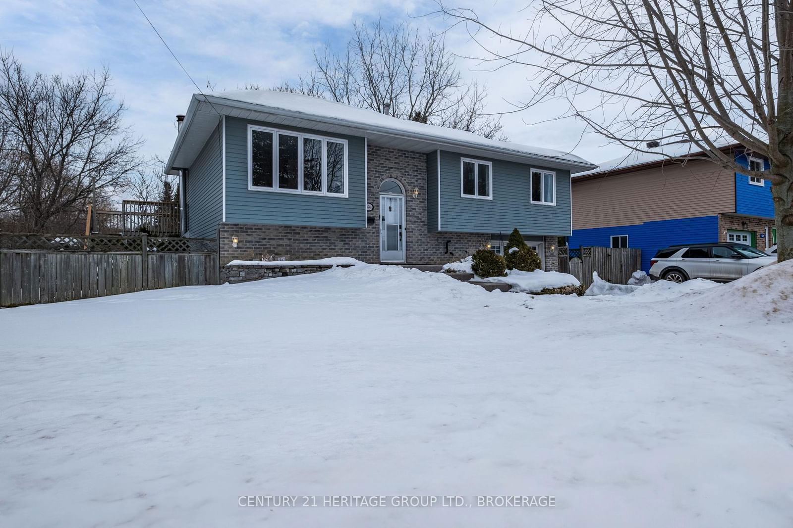 Detached House for sale at 676 Centre Street, Kingston, South of Taylor-Kidd Blvd, K7M 5E4 - MLS: X11989722