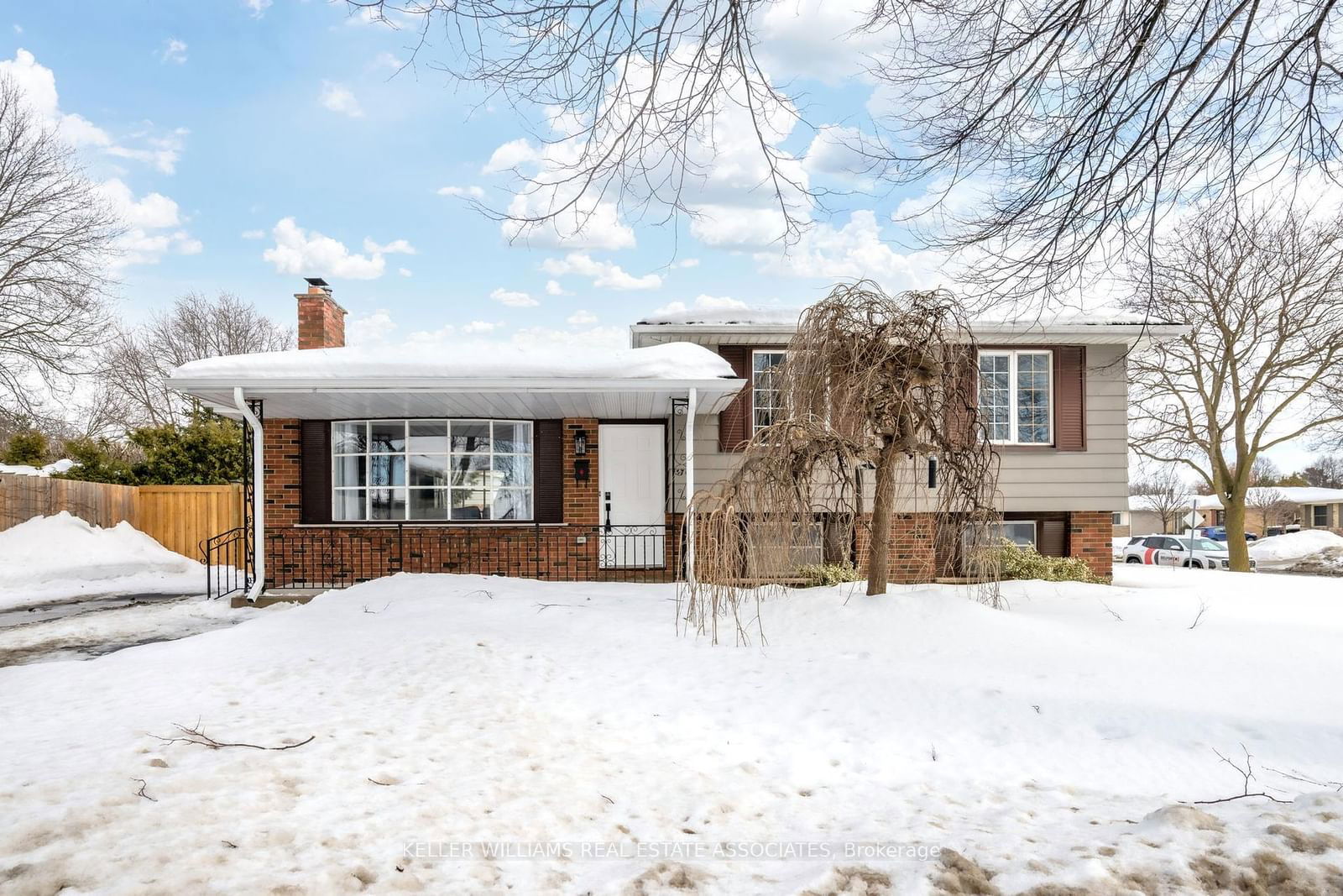 Detached House for sale at 370 Ferndale Avenue, London, South Q, N6C 2Y8 - MLS: X11990904