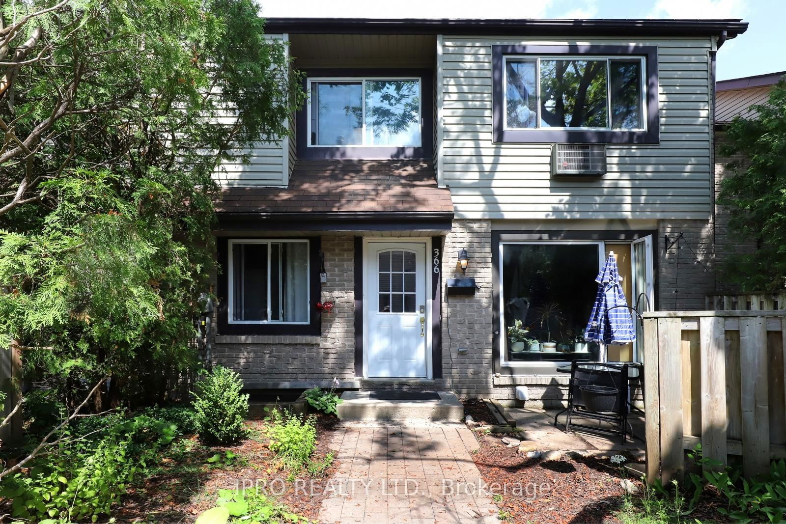 Townhouse sold at 366 Scottsdale Drive, Guelph, Dovercliffe Park/Old University, N1G 2Z8 - MLS: X11991162