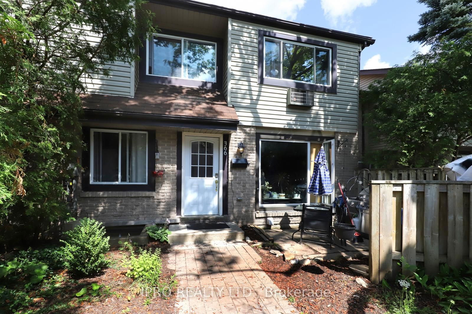 Townhouse sold at 366 Scottsdale Drive, Guelph, Dovercliffe Park/Old University, N1G 2Z8 - MLS: X11991162