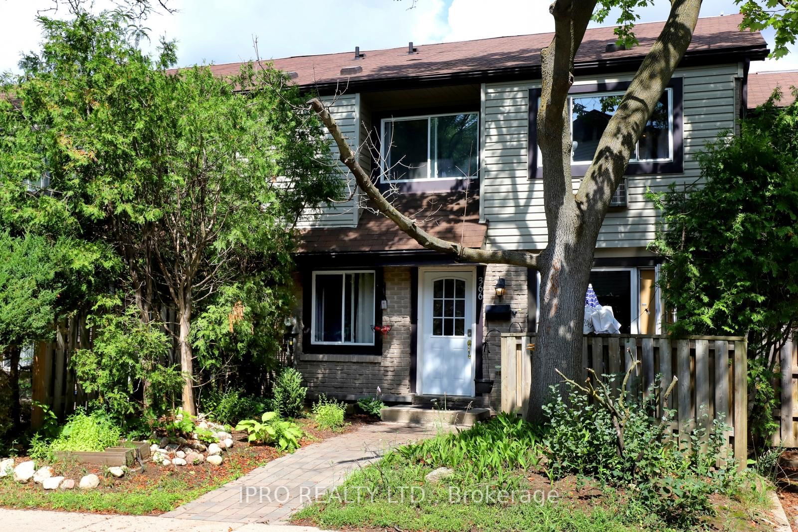 Townhouse sold at 366 Scottsdale Drive, Guelph, Dovercliffe Park/Old University, N1G 2Z8 - MLS: X11991162