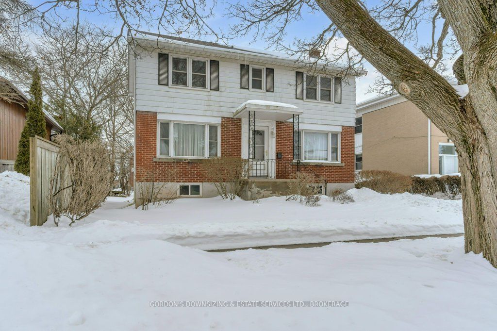 Detached House for sale at 35 Oakridge Avenue, Kingston, Central City East, K7L 4S8 - MLS: X11991208