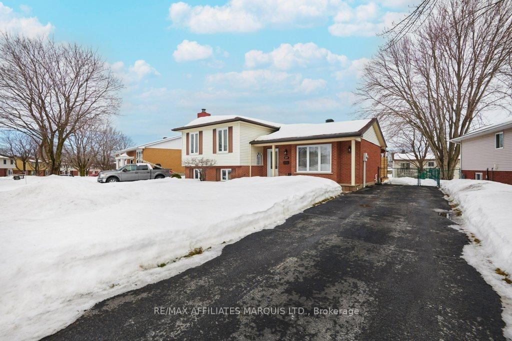 Detached House sold at 277 Meadowvale Crescent, Cornwall, 717 - Cornwall, K6J 5K6 - MLS: X11991772