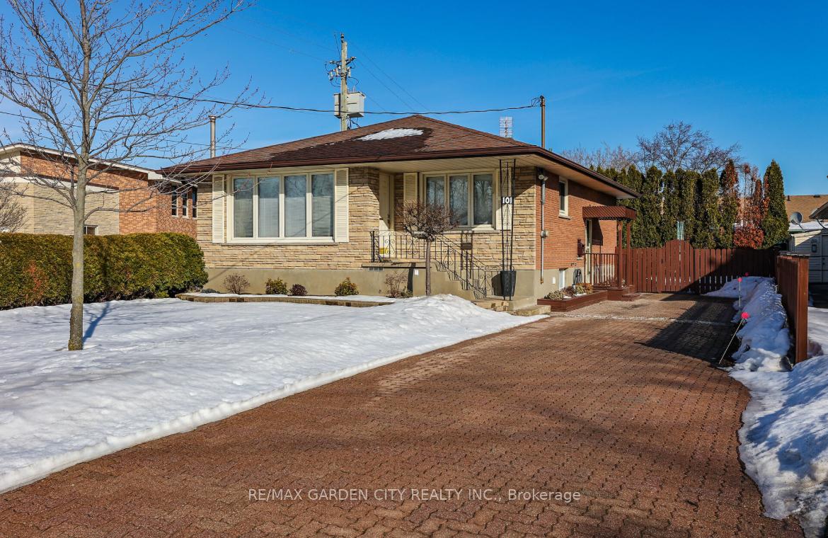 Detached House for sale at 101 Scott Street, St. Catharines, Lakeport, L2N 1G8 - MLS: X11992096