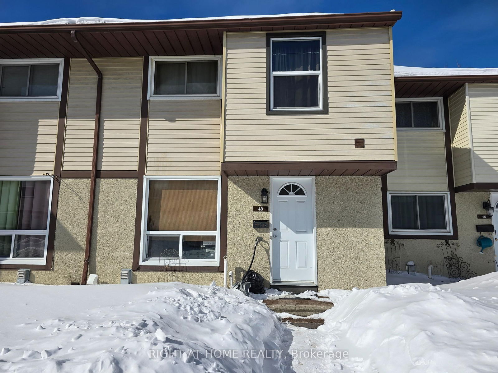 Townhouse for sale at 48-2570 Southvale Crescent, Elmvale Acres and Area, 3705 - Sheffield Glen/Industrial Park, K1B 5B7 - MLS: X11993130