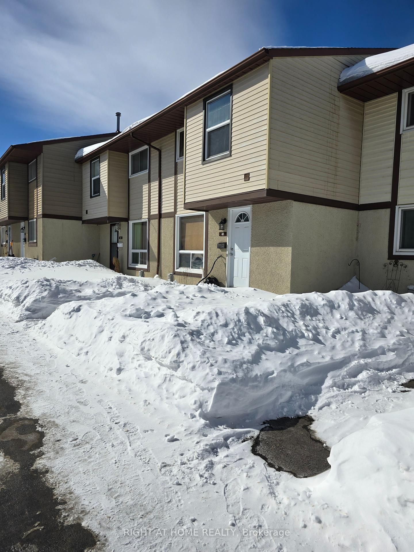 Townhouse for sale at 48-2570 Southvale Crescent, Elmvale Acres and Area, 3705 - Sheffield Glen/Industrial Park, K1B 5B7 - MLS: X11993130