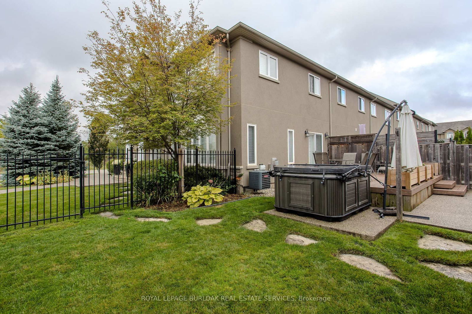 Townhouse sold at 68 Mosaic Drive, Hamilton, Waterdown, L8B 0V6 - MLS: X11993814