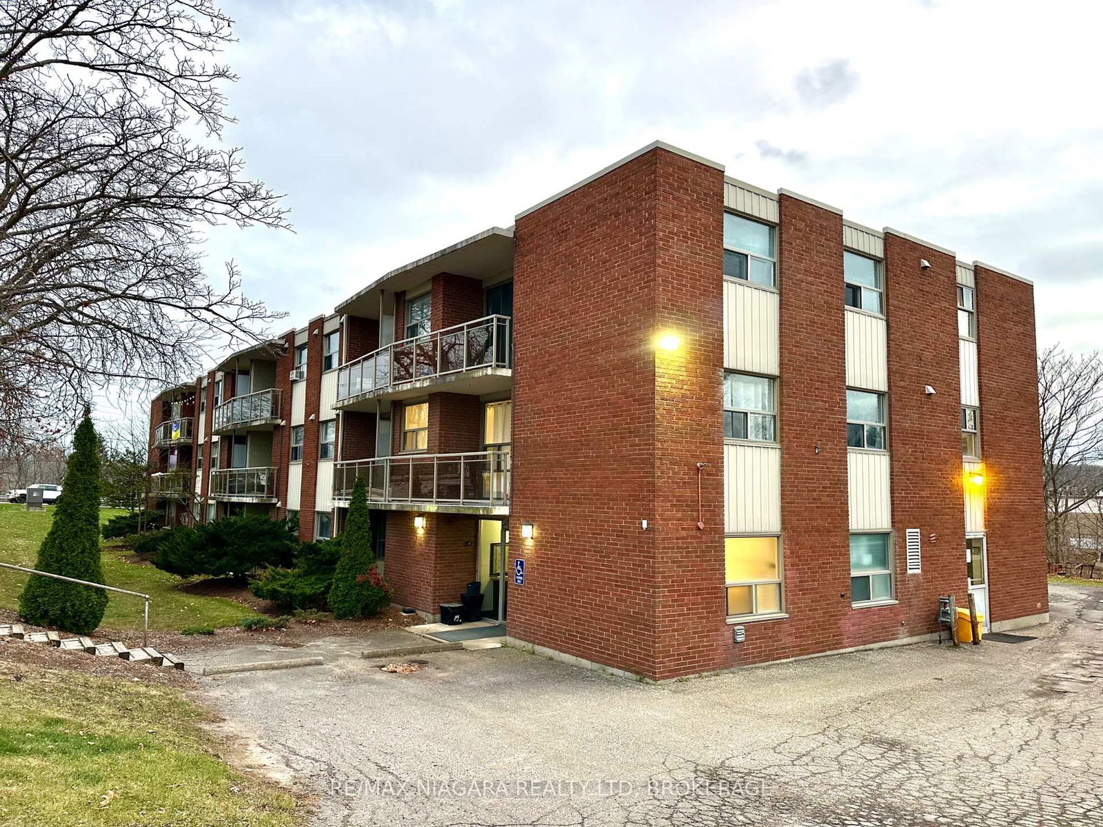 Building at 7 Riverview Boulevard, St. Catharines, Glendale/Glenridge