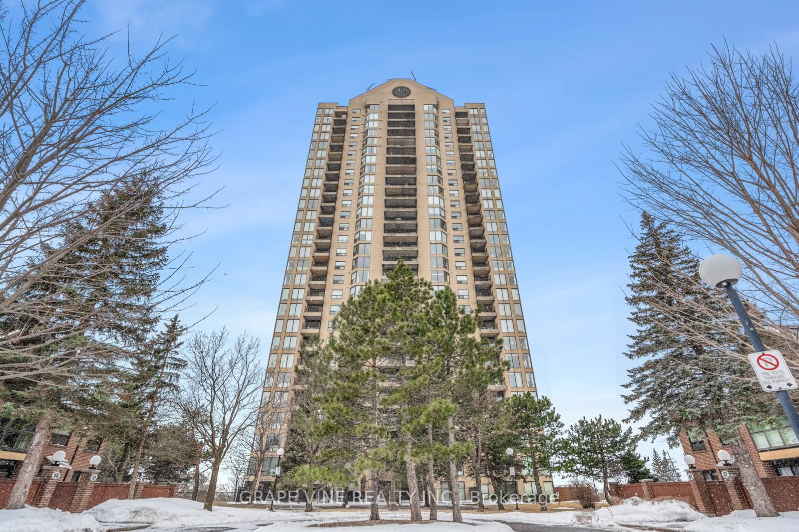 Building at 545 St Laurent Boulevard, Ottawa, Viscount Alexander Park