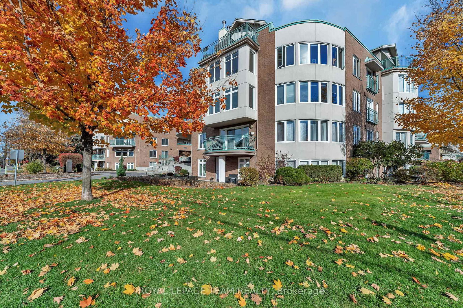 Building at 997 North River Road, Ottawa, Overbrook