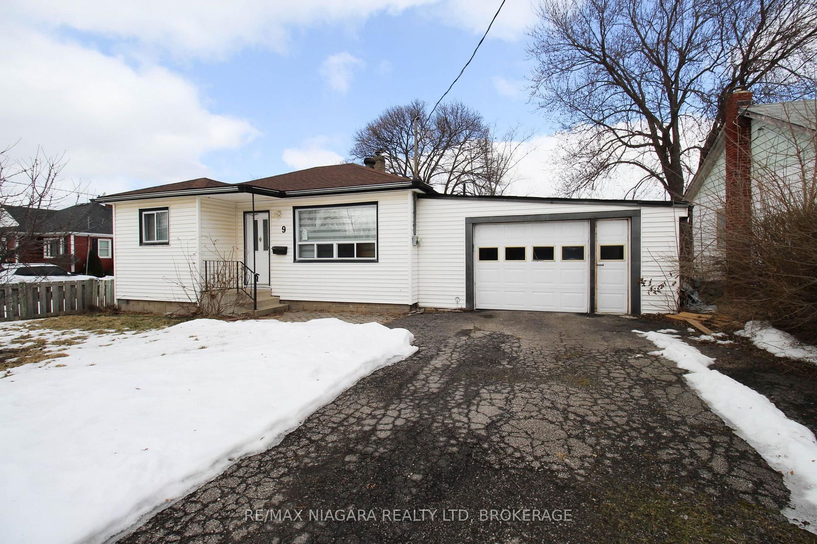 Detached House for sale at 9 Inglewood Road, St. Catharines, 456 - Oakdale, L2P 2C3 - MLS: X11995350