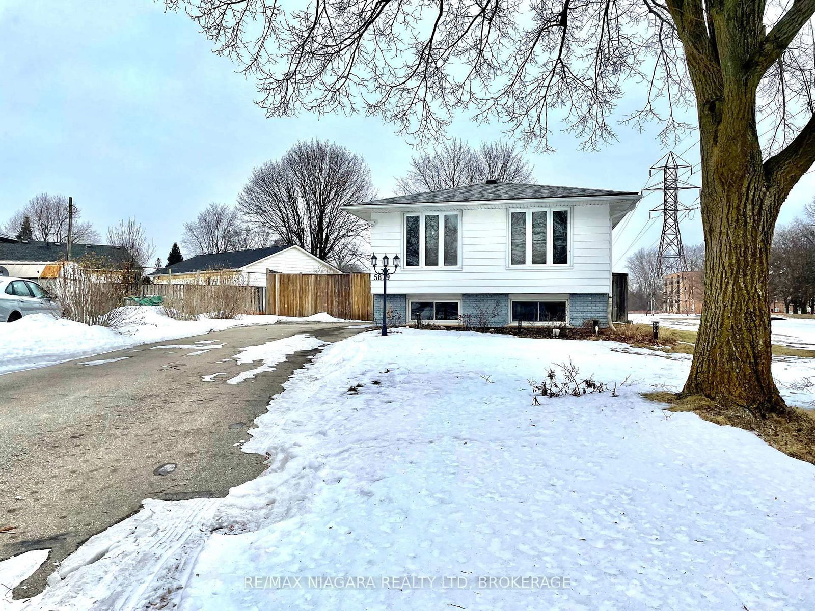 Detached House for lease at Upper-5879 Brooks Crescent, Niagara Falls, 205 - Church's Lane, L2J 1N4 - MLS: X11996037