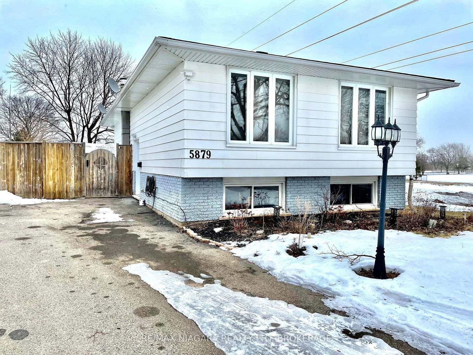 Detached House for lease at Upper-5879 Brooks Crescent, Niagara Falls, 205 - Church's Lane, L2J 1N4 - MLS: X11996037