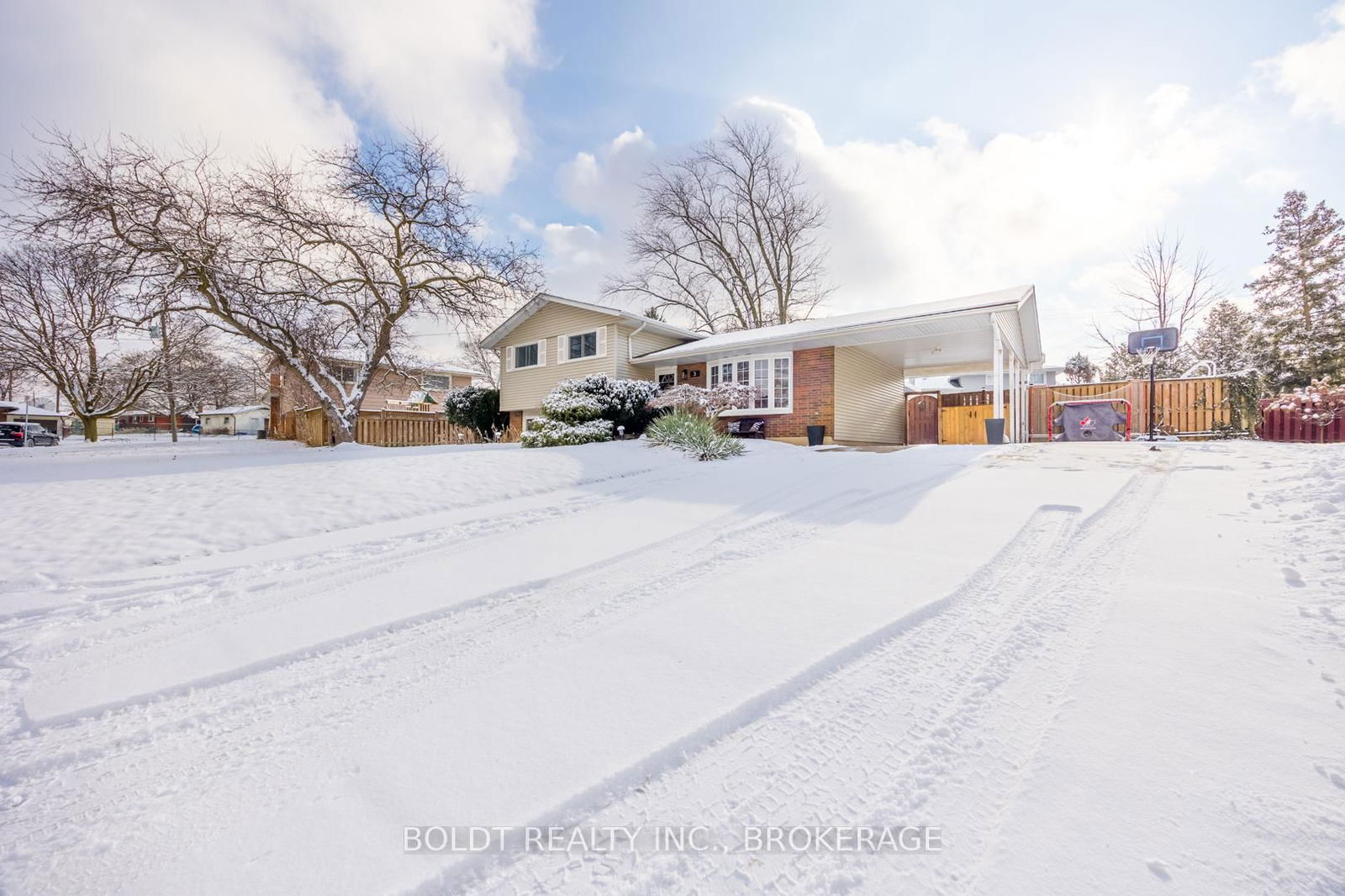 Detached House for sale at 3 Beacon Hill Drive, St. Catharines, 460 - Burleigh Hill, L2T 2X6 - MLS: X11996538