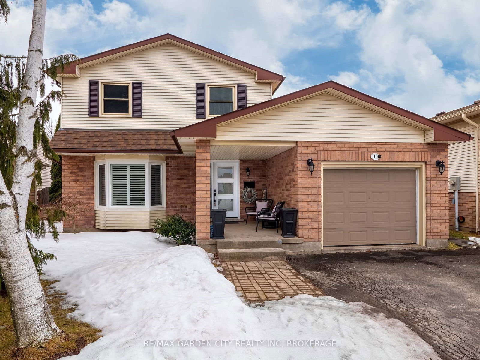 Detached House for sale at 11 Vintage Crescent, St. Catharines, 459 - Ridley, L2S 3C1 - MLS: X11996771