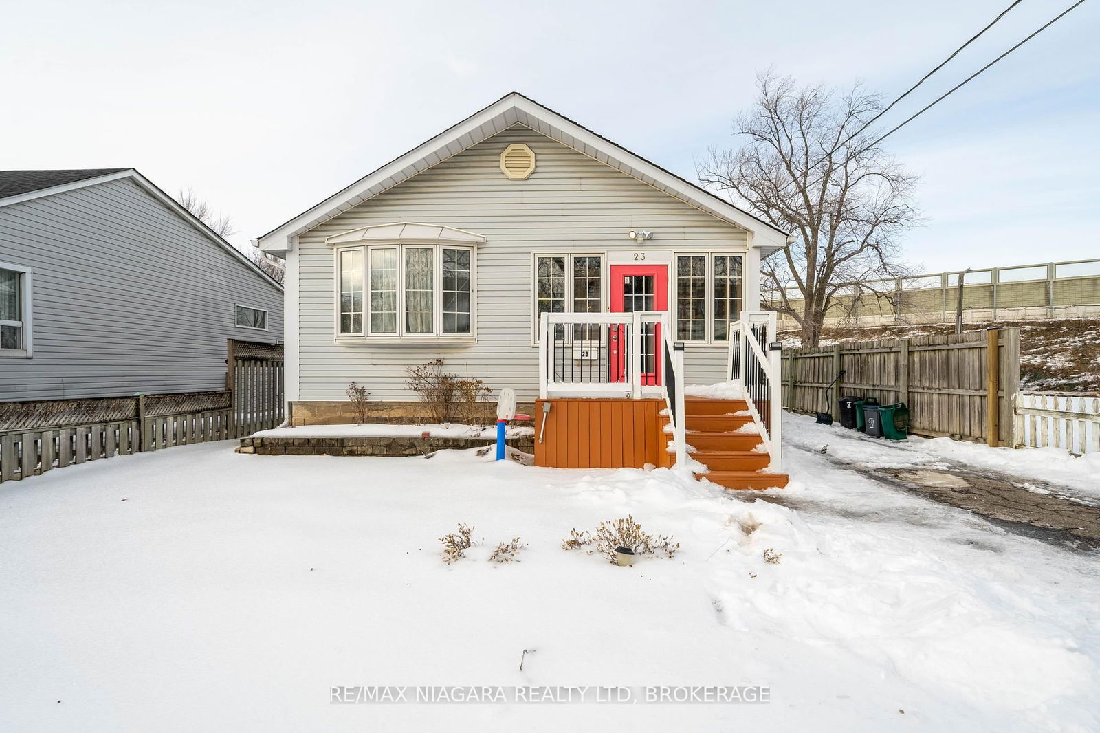 Detached House for sale at 23 LANCASTER Avenue, St. Catharines, 450 - E. Chester, L2R 2R7 - MLS: X11996943