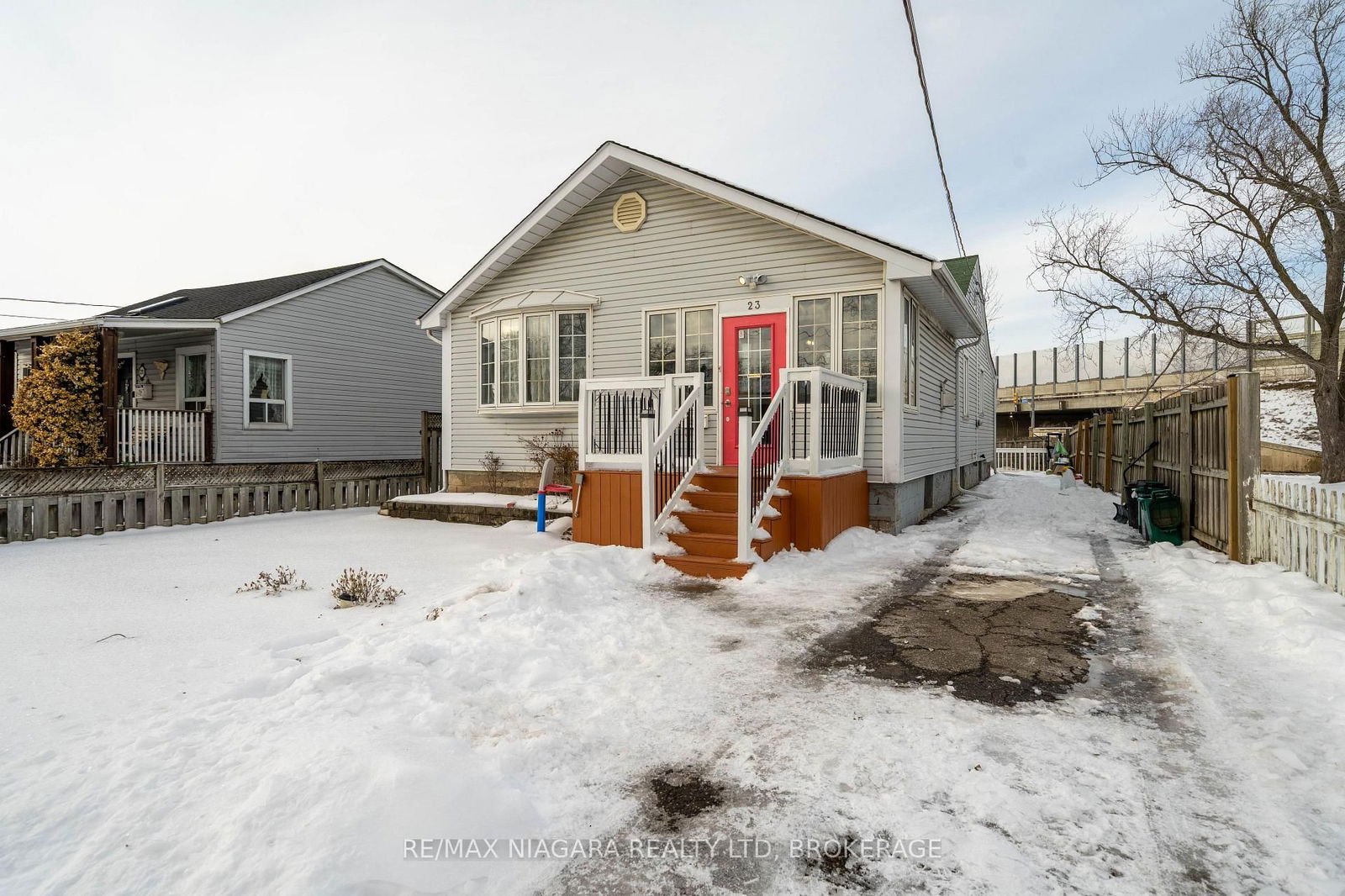 Detached House for sale at 23 LANCASTER Avenue, St. Catharines, 450 - E. Chester, L2R 2R7 - MLS: X11996943