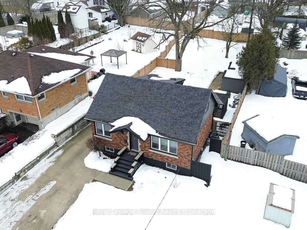 Detached House sold at 256 Butler Street, Woodstock, South, N4S 3B2 - MLS: X11997558