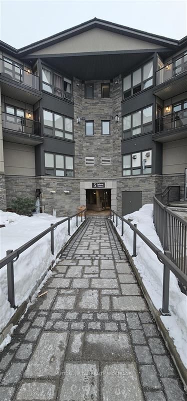 home for lease on 202-5 JACKSWAY Crescent