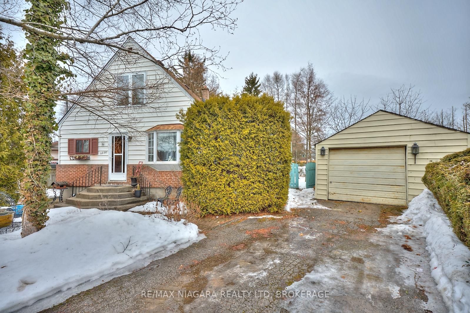 Detached House for sale at 5590 Glamis Crescent, Niagara Falls, 215 - Hospital, L2G 1G3 - MLS: X11999108